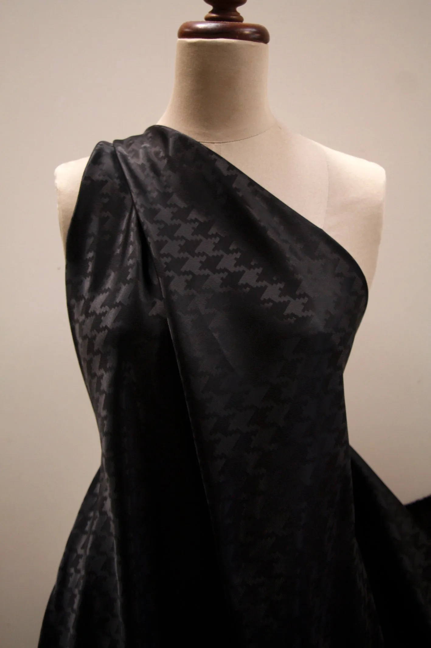 Lin Houndstooth Black (150cm wide)